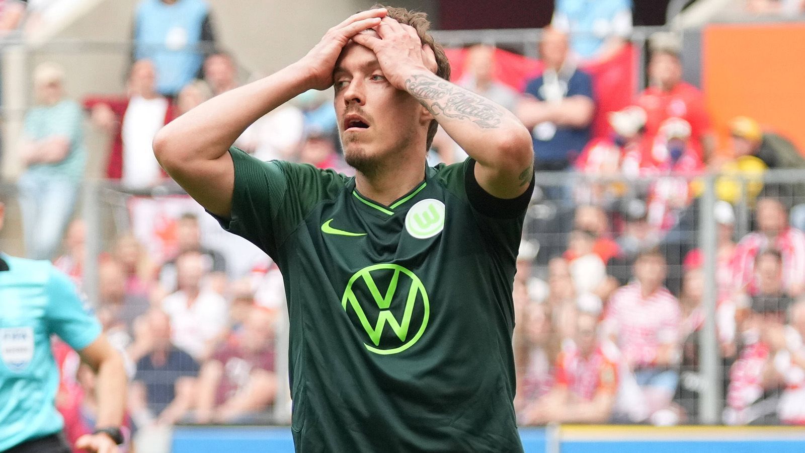 
                <strong>Verlierer: Max Kruse (VfL Wolfsburg)</strong><br>
                Als der Stürmer mitten in der Saison von Union Berlin zum VfL Wolfsburg wechselte, war die Aufregung an der alten Försterei groß. Vom Traditionsverein zum Retortenklub? Kruse ein Söldner? Das hätten sich die Berliner nicht im Traum ausgemalt. Finanziell hat sich der Wechsel für den 33-Jährige gelohnt, der in Wolfsburg ein Jahresgehalt von 3,5 Millionen Euro verdienen soll. Sportlich aber dürfte er sich in den Allerwertesten beißen. Während Union in der kommenden Saison in der Europa League spielt, bleibt den Wölfen nur die Bundesliga.
              