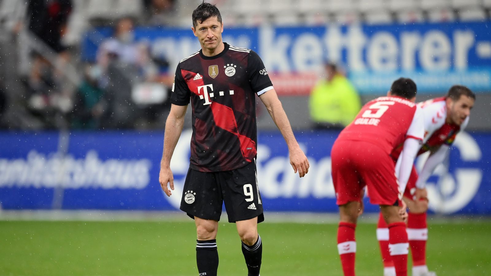 
                <strong>So feiert Bayern-Star Robert Lewandowski seine 40-Tore-Marke  </strong><br>
                Die Partie zwischen dem SC Freiburg und den Bayern endete letztendlich mit einem 2:2-Unentschieden. Somit kostete Lewandowskis vergebene Topchance nicht nur dem Münchner selbst den alleinigen Rekord, sondern seinem Team auch noch zwei zusätzliche Punkte. Im abschließenden Saisonspiel geht es für die Bayern zuhause gegen den FC Augsburg. Die Fuggerstädter gehören zu den absoluten Lieblingsgegnern Lewandowskis. In 16 Bundesliga-Duell gegen den FCA traf Lewandowski bislang 20 Mal. Nur gegen Wolfsburg war er noch erfolgreicher (23 Bundesliga-Tore).
              