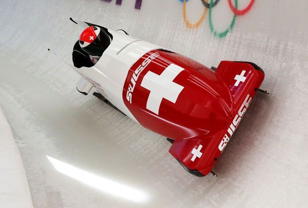 
                <strong>Zweier-Bob: Silber Beat Hefti/Alex Baumann - Schweiz</strong><br>
                Der Schweizer Beat Hefti hatte mehr als eine halbe Sekunde Rückstand, doch für die Silbermedaille reicht es.
              