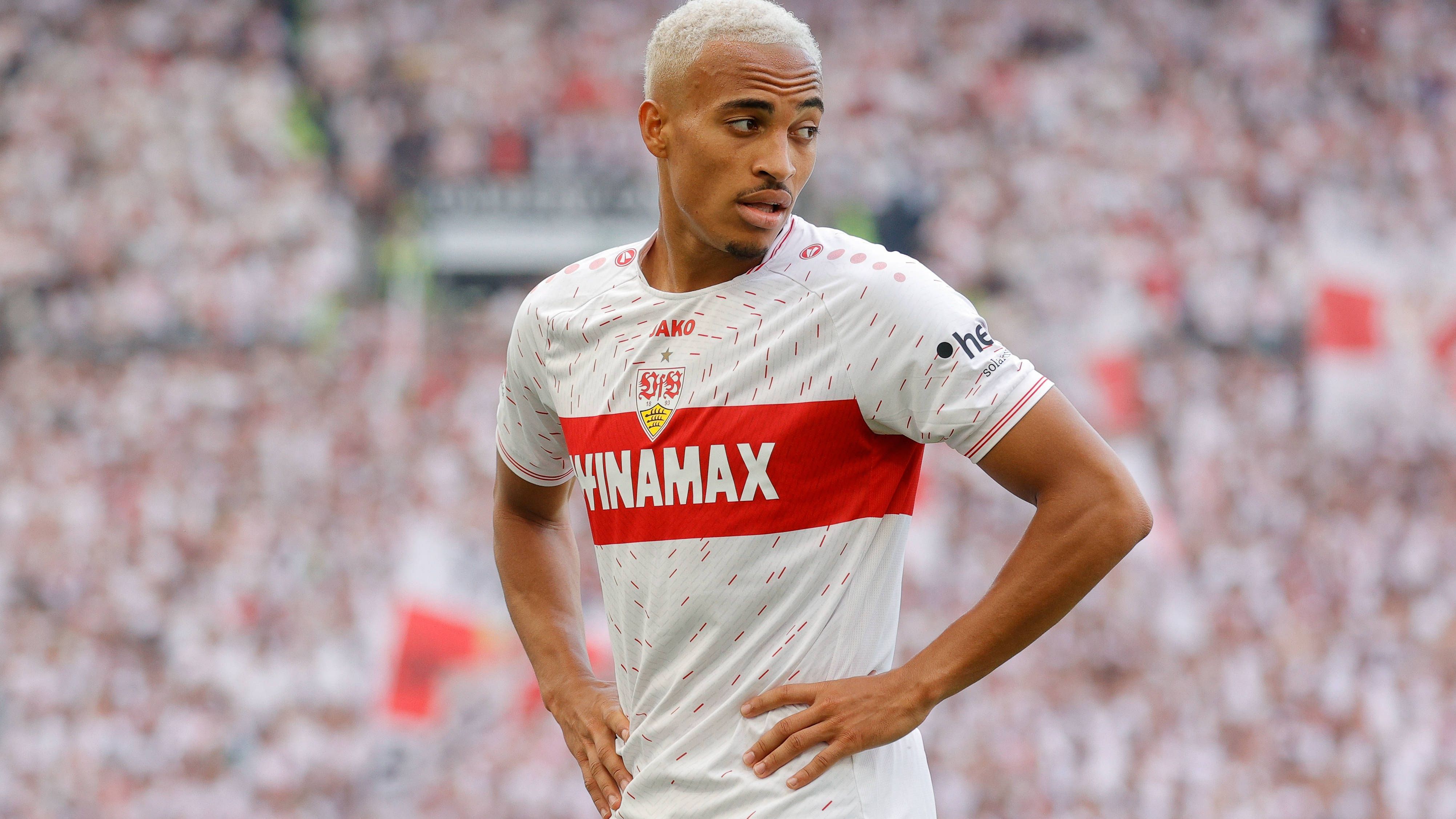 <strong>Jamie Leweling (VfB Stuttgart)</strong><br>Nachdem Außenbahnspieler Jamie Leweling in dieser Saison auf Leihbasis von Union Berlin für die Schwaben gespielt hatte, wurde der 23-Jährige nun fest verpflichtet und mit einem Vertrag bis zum 2028 ausgestattet. Leweling kam in diesem Jahr in allen 38 Pflichtspielen für den VfB zum Einsatz und erzielte in der Bundesliga vier Tore und vier Assists. Die Kaufoption liegt laut "Sky" bei rund fünf Millionen Euro.