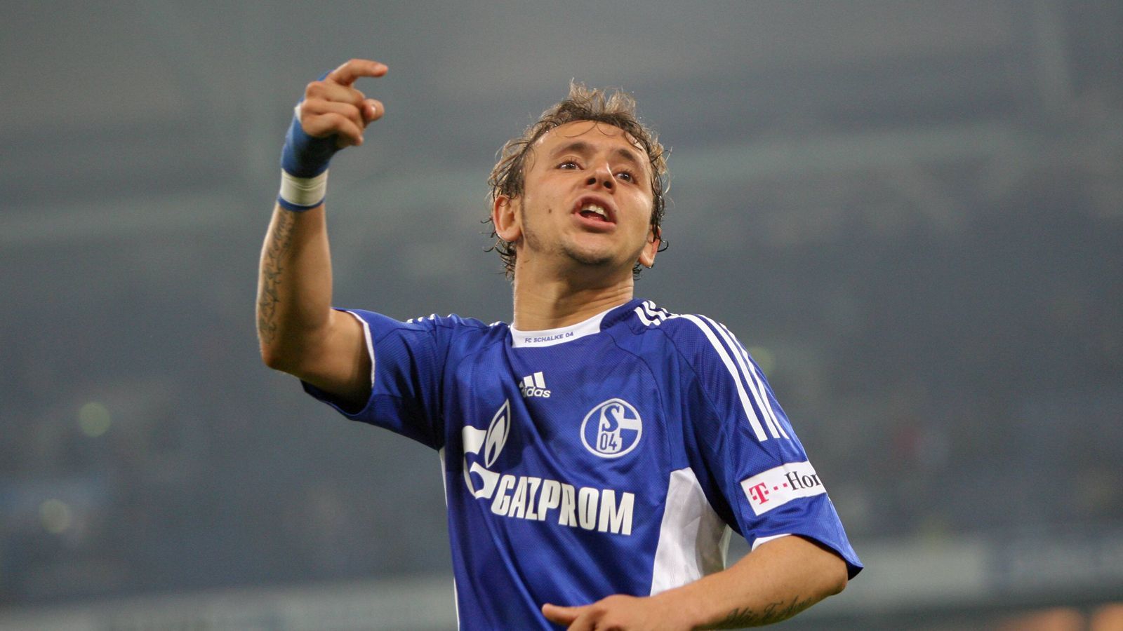 <strong>Platz 1: Rafinha (FC Schalke 04) </strong><br>
                • Strafe: 700.000 Euro<br>Ein nicht abgesprochener Trip zur brasilianischen Nationalmannschaft nach Paris kam Schalke-Profi Rafinha im Jahr 2008 teuer zu stehen. 700.000 Euro Strafe musste der Abwehrspieler in die Kasse der "Knappen" einzahlen, nachdem er sich lieber in Frankreich auf die olympischen Sommerspiele in Peking, als mit Schalke auf die Bundesliga-Hinrunde vorbereiten wollte. Die Strafe für die nicht abgesprochene Olympia-Teilnahme zahlt der brasilianische Verband.