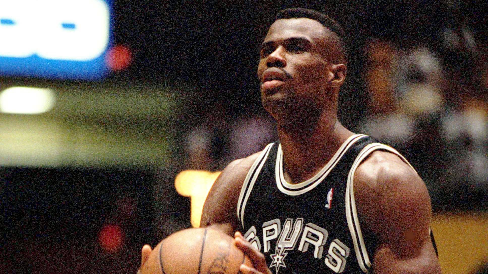 <strong>David Robinson</strong><br>Der aufgrund seiner Zeit in der US Navy sld "Admiral" bekannte Center war ebenfalls Teil des Dream Teams. Er verbrachte seine gesamte Karriere bei den San Antonio Spurs, gewann mit ihnen zwei NBA-Finals und wurde 1995 zum MVP gekührt. Nach 1992 gewann er auch '96 die Goldmedaille bei Olympia.