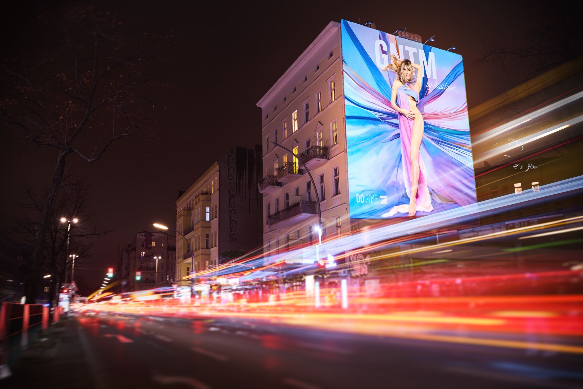 Dank Motion-Mural-Technologie® sorgt das Gemälde nachts für eine besondere Überraschung.