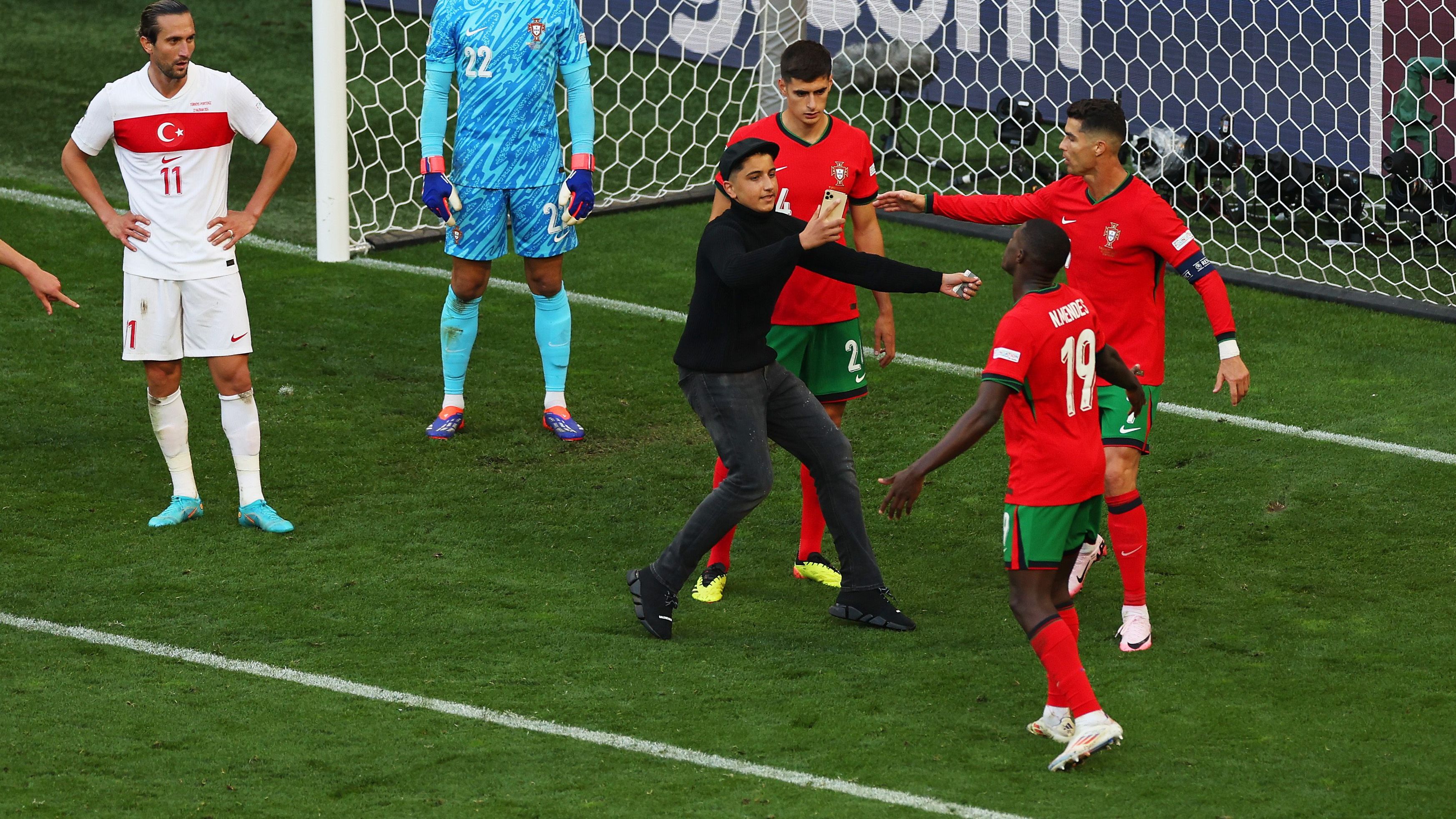 <strong>Zahlreiche Selfie-Jäger</strong><br>Extrem auffällig in Dortmund waren die zahlreichen Spielunterbrechungen wegen Flitzern. Das Ziel aller war natürlich Cristiano Ronaldo, um ein Selfie mit ihm zu machen.