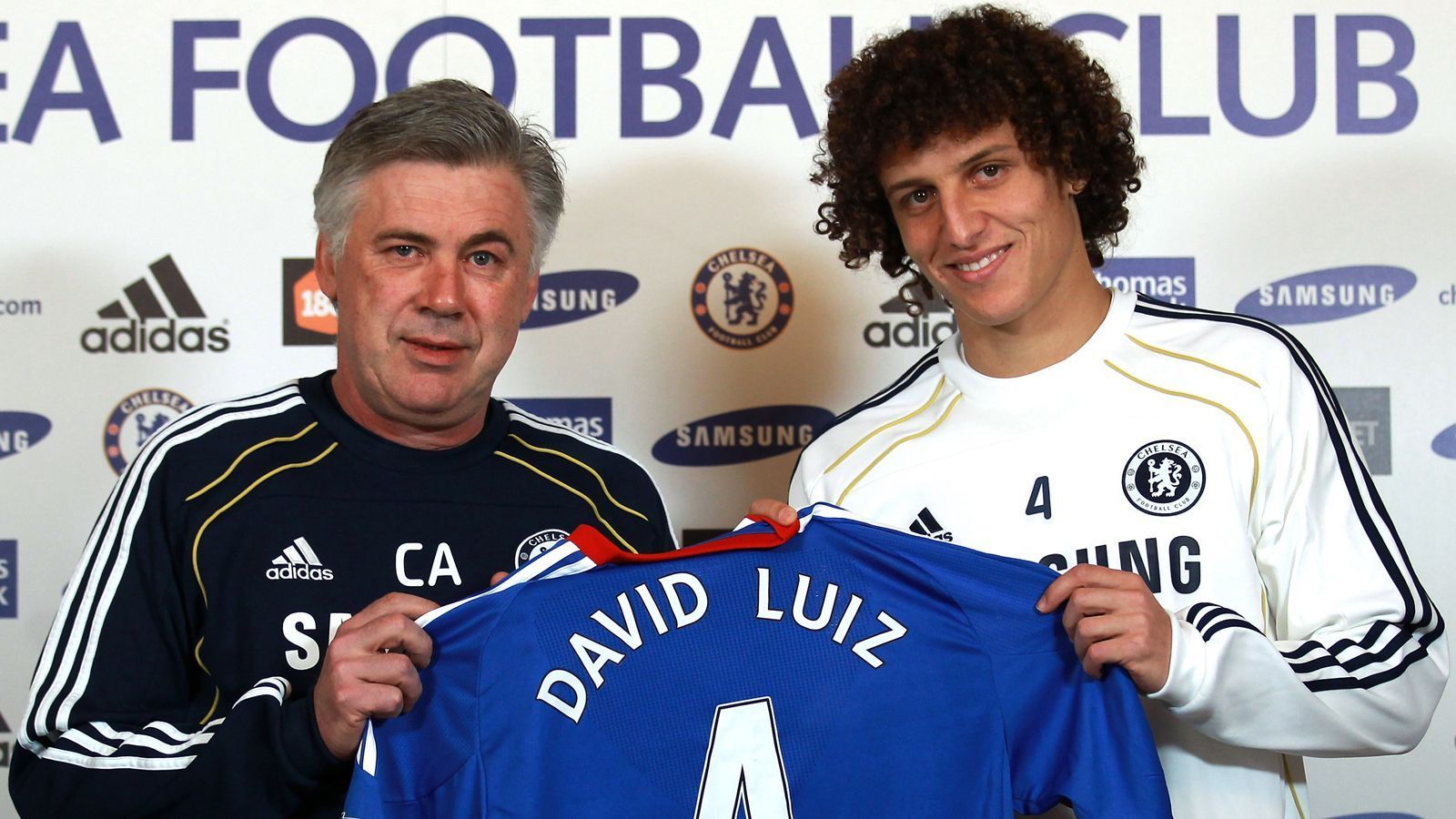 <strong>David Luiz (Real Madrid)</strong><br>
                Wie die brasilianische "O Globo" berichtet, wollte Carlo Ancelotti nach seiner Rückkehr zu Real Madrid im Sommer 2021 einen alten Weggefährten in Spaniens Hauptstadt lotsen: David Luiz. Letztlich scheiterte eine mögliche Verpflichtung aber an den Statuten der spanischen La Liga. Real durfte zu diesem Zeitpunkt keinen weiteren nicht-EU-Ausländer verpflichten.
