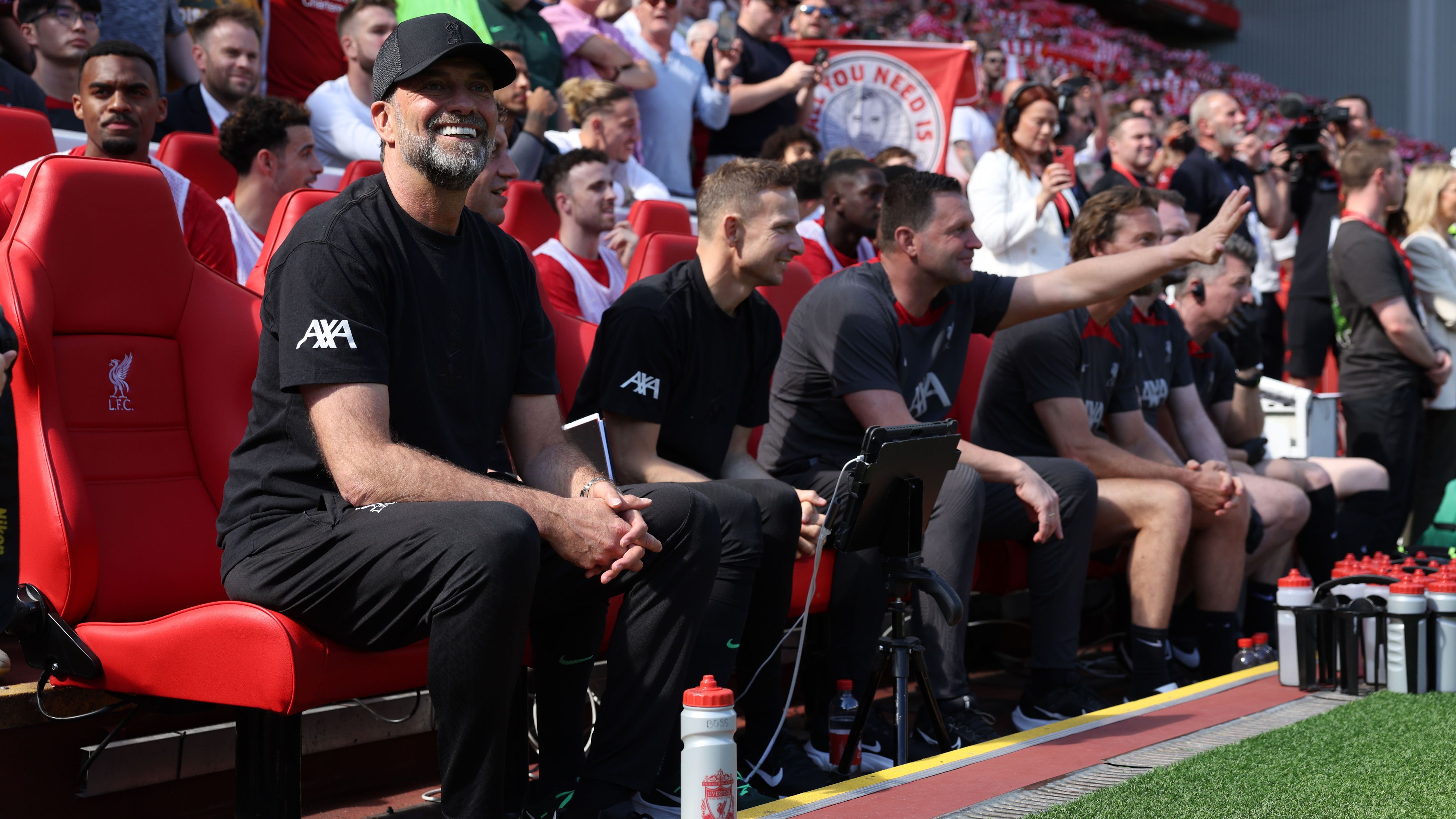 <strong>Lächeln zum Abschied</strong><br>An diesem für ihn sehr speziellen Tag sah man Jürgen Klopp, wie man ihn allerorts kennt und liebt: Mit einem Lächeln auf den Lippen. Auch einige Personen aus Klopps Betreuerteam werden Liverpool zusammen mit ihm verlassen. Der bisherige Klopp-Assistent&nbsp;Pepijn Lijnders&nbsp;(2.v.l.) wird zur neuen Saison Cheftrainer bei Red Bull Salzburg.&nbsp;