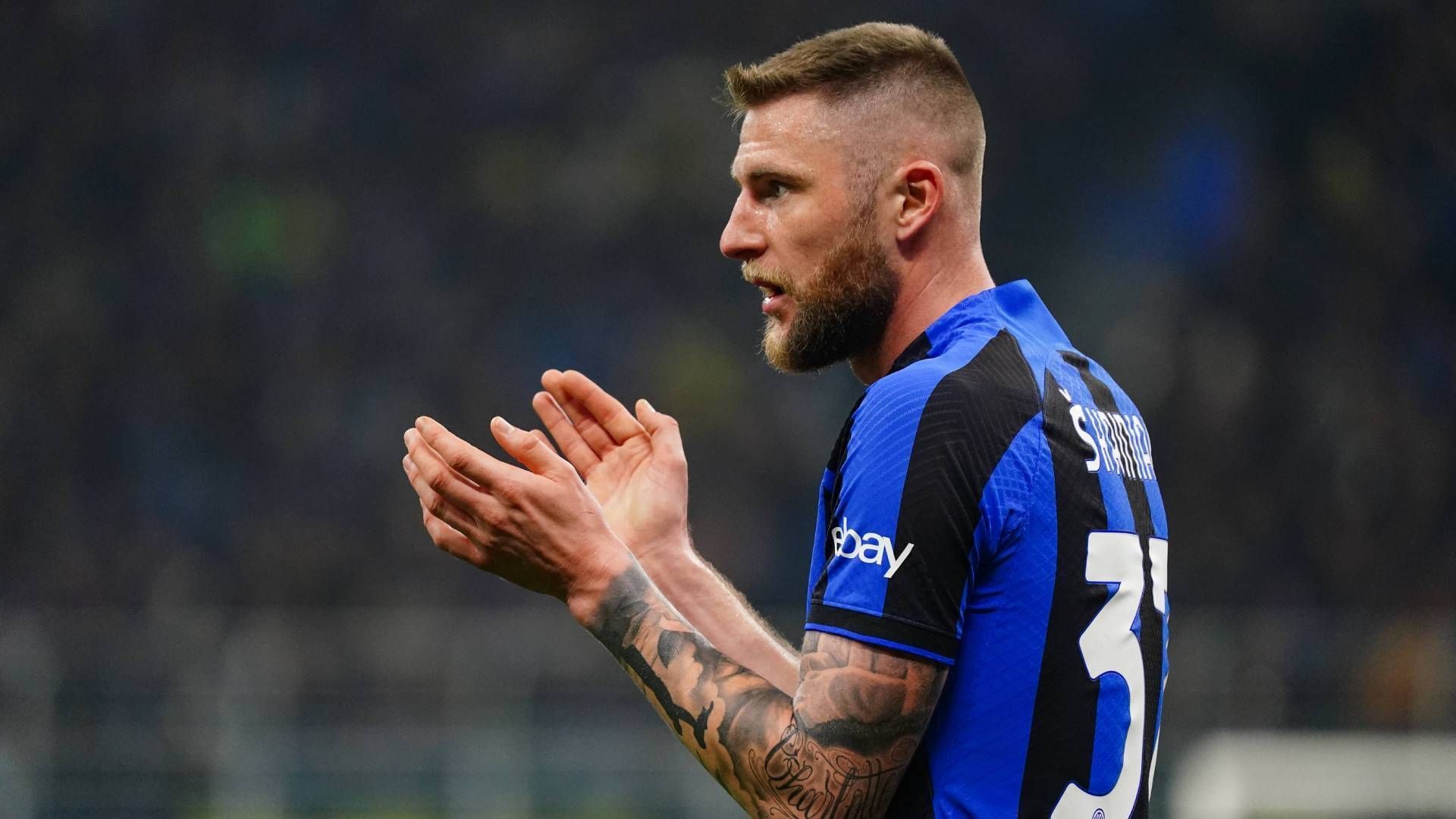 
                <strong>Milan Skriniar (Inter Mailand)</strong><br>
                Schon vor Monaten soll Milan Skriniar seine Zusage für einen Wechsel nach Paris gegeben haben, sein Vertrag in Mailand läuft im Sommer aus. Der 28-Jährige war schon 2022 ein heißer Kandidat auf einen Wechsel, die Verhandlungen zwischen den Klubs brachten damals aber keinen Erfolg.
              