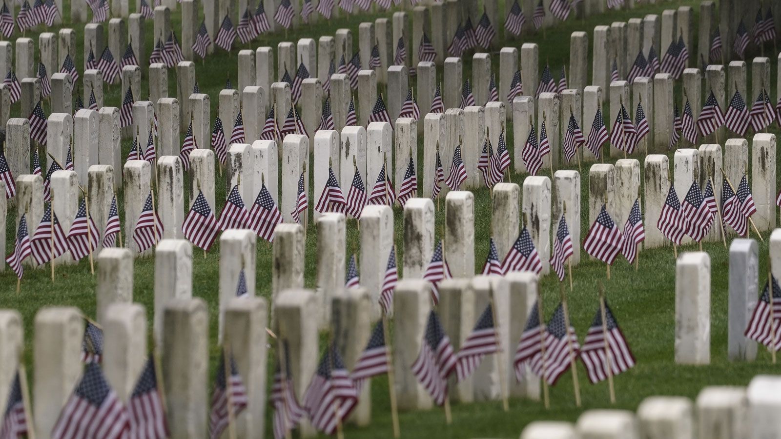 
                <strong>Memorials</strong><br>
                + 400 (fünf US-Dollar für einen US-Dollar)
              