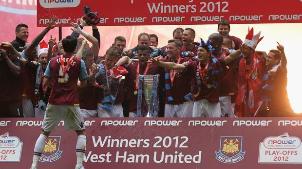 
                <strong>West Ham United</strong><br>
                West Ham United: West Ham United gehört seit zu den Traditionsteams der englischen Premier League und konnte im letzten Jahrhundert sogar zwei Mal das Finale des Europapokals der Pokalsieger erreichen. Trotzdem musste der Verein 2003 einen herben Rückschlag hinnehmen, als man aus dem englischen Oberhaus abstieg. Ein direkter Wiederaufstieg scheiterte wegen einer 0:1-Niederlage gegen Crystal Palace. 2005 stieg West Ham wieder in die Premier League auf und belegte in der Folgesaison einen starken neunten Platz.
              