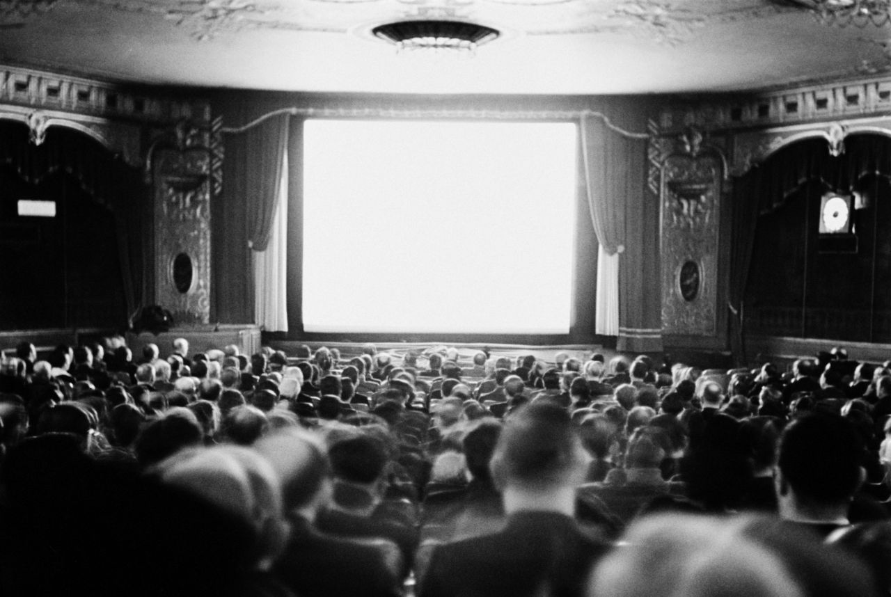 In den 1930er-Jahren waren Kinos sehr beliebt, der Stummfilm war vom Tonfilm abgelöst worden.