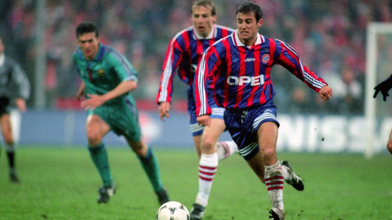 
                <strong>FC Bayern - FC Barcelona (UEFA-Cup 1995/96)</strong><br>
                Das allererste Europapokal-Duell zwischen den Bayern und Barca gab es am 1. April 1996 im Halbfinale des UEFA-Cup. Das Hinspiel in München endete mit 2:2. Nachdem die Katalanen zunächst durch einen Treffer von Oscar Garcia recht früh in Führung gingen, drehte der FC Bayern das Spiel durch Tore von Marcel Witeczek und Mehmet Scholl (re.) zwischenzeitlich. Doch es kam nicht zum knappen Heimerfolg für die Münchner, weil Gheorghe Hagi in der 77. Minute zum Ausgleich für Barca traf. 15 Tage später ...
              