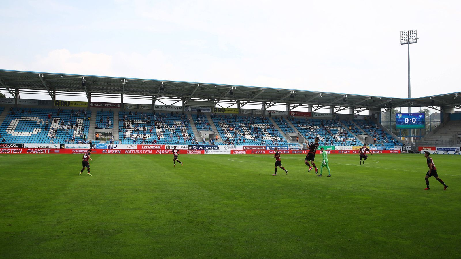 
                <strong>Chemnitzer FC - Viktoria Berlin (Sachsen)</strong><br>
                Beim Heimspiel von Drittliga-Absteiger Chemnitz gegen Viktoria Berlin wären 1000 Zuschauer erlaubt gewesen. Tatsächlich fanden sich bei der 1:2-Heimniederlage des CFC laut Vereinsangaben 687 Zuschauer im Stadion an der Gellertstraße ein. Da zur erlaubten Anzahl von 1000 Personen im Stadion neben Spielern und Betreuern auch noch Ordnungskräfte und Medienvertreter zählten, gingen überhaupt nur 500 personalisierte Sitzplatzkarten (ausschließlich online) in den freien Verkauf. Verpflichtend war das Tragen eines Mund-Nasen-Schutzes. Am Sitzplatz angekommen, konnte dieser jedoch abgenommen werden. Stimmung machten die Fans in Chemnitz aber kaum, es herrschte größtenteils Stille. 
              