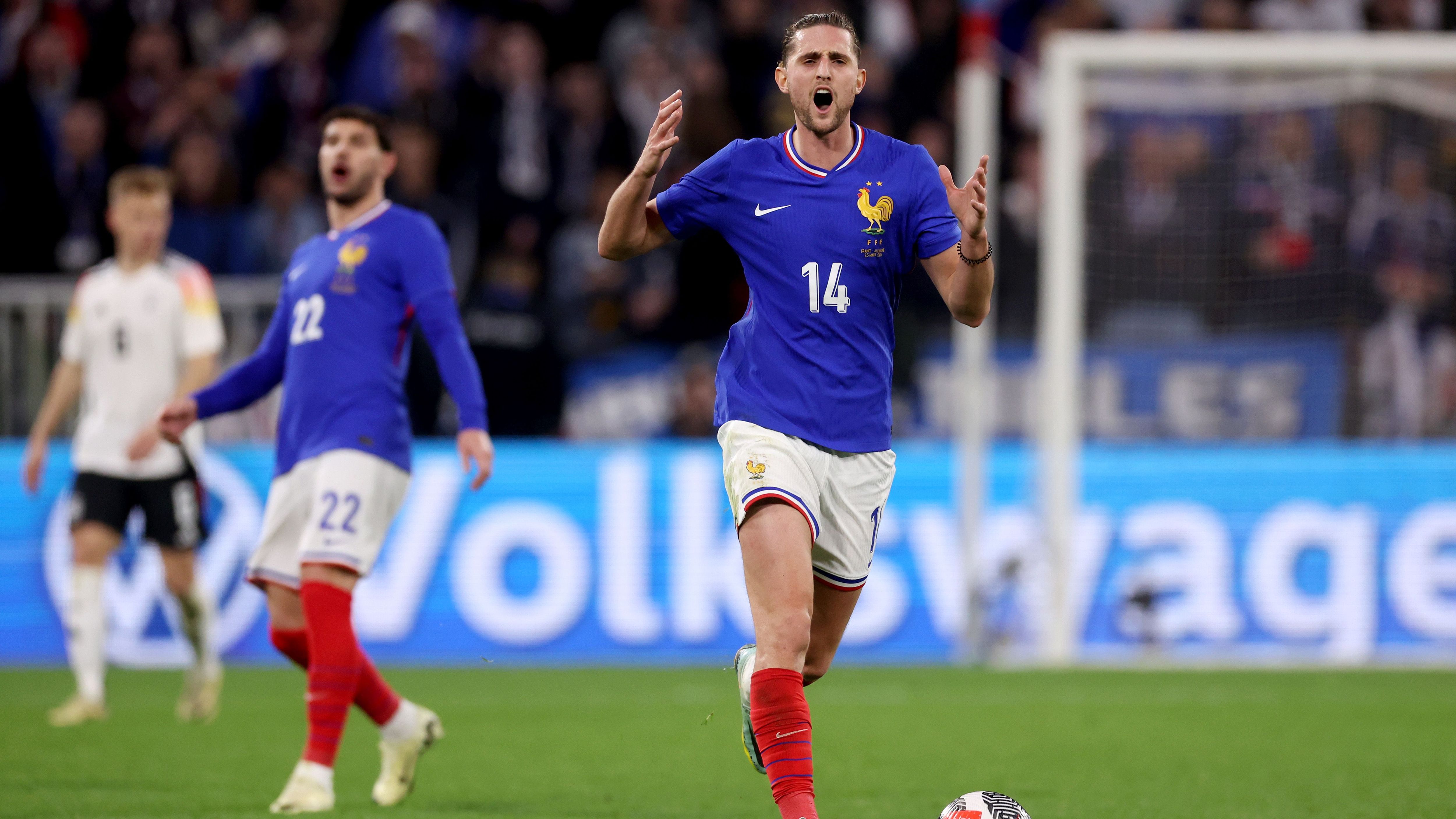 <strong>Frankreich</strong><br><strong>Le Monde:</strong> "Von der Mannschaft 'deklassiert', beginnen die Blues unter Schmerzen ihren Weg zur EM. Die deutsche Mannschaft gewann am Samstagabend glänzend gegen die limitierten Bleus. Eine ernste Warnung für die Franzosen, drei Monate vor der Euro."