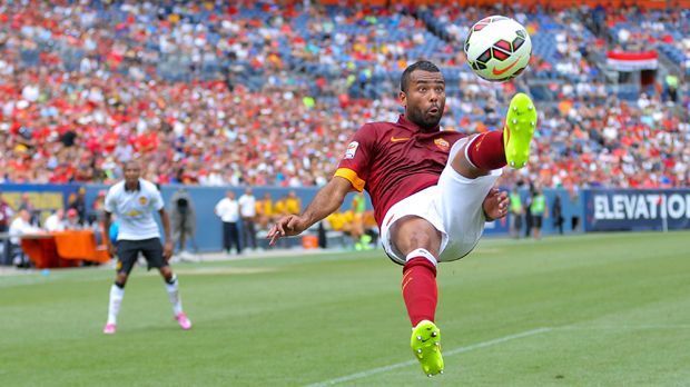 
                <strong>Ashley Cole</strong><br>
                2012 darf sich Ashley Cole als Spieler des FC Chelsea noch Champions-League-Sieger nennen. Doch in diesem Jahr muss der 34-Jährige in der Königsklasse zusehen. Sein Klub AS Rom hat ihn nicht gemeldet. Doch für Cole wird es noch schlimmer: Auf der Homepage der Roma wird er nicht mehr als Spieler gelistet.
              