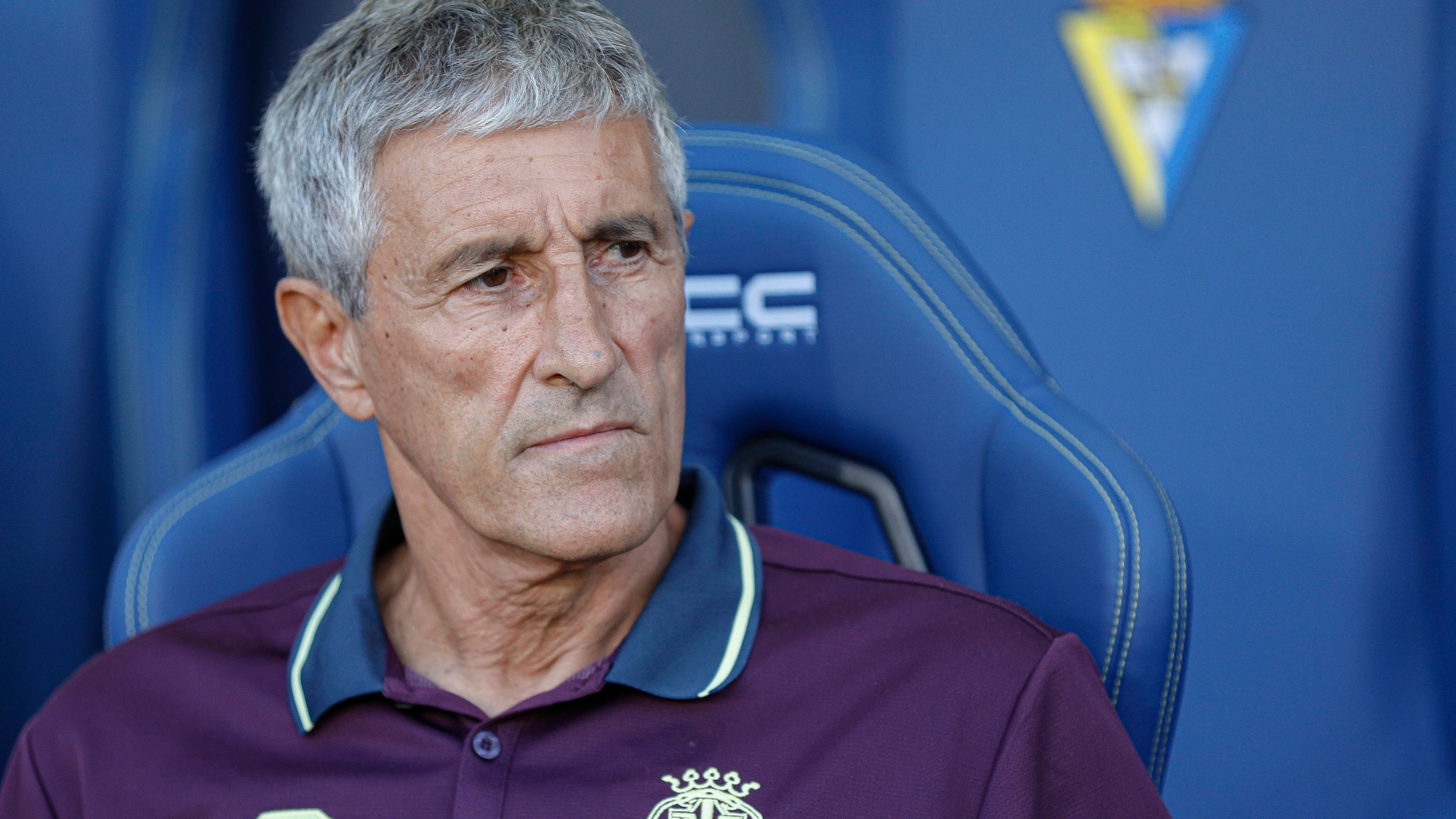 <strong>Quique Setien </strong><br>Bei Betis Sevilla coachte sich Quique Setien in den Fokus größerer Klubs, ehe er im Winter 2020 zu Barca ging. Dort lief es aber nicht, der 65-Jährige blieb nur 25 Spiele. 14 Partien mehr bekam er beim FC Villarreal, ehe im September des vergangenen Jahres das Aus folgte. Er dürfte vor allem für spanische Klubs interessant sein, bislang trainierte er nur in seinem Heimatland.