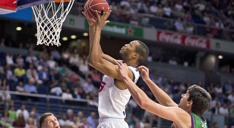 
                <strong>Anthony Randolph (Real Madrid)</strong><br>
                Für Randolph war sein Wechsel nach Europa ein Stück weit die Rückkehr zu seinen Wurzeln. Als Sohn eines US-Soldaten wurde der Small Forward 1989 in Würzburg geboren. In der NBA durfte der der First-Round-Pick von 2008 sechs Jahre ran. Seine Stationen: Golden State Warriors (2008 - 2010), New York Knicks (2010 - 2011), Minnesota Timberwolves (2011 - 2012) und die Denver Nuggets (2012 - 2014).
              