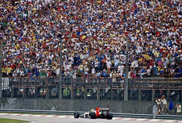 
                <strong>Heim-Grand-Prix in Rio de Janeiro (3. April 1988)</strong><br>
                Während seines Heim-Grand-Prixs in Brasilien 1988 wird er von seinen Landsleuten frenetisch gefeiert. In seinem McLaren startet er von Platz eins, wird aber während des Rennens disqualifiziert.
              