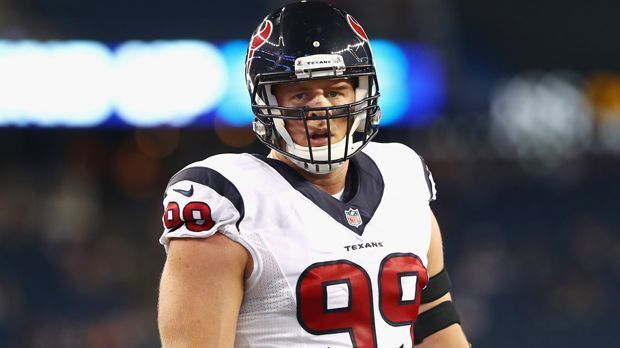 
                <strong>J.J. Watt (Defensive End. Houston Texans)</strong><br>
                Herber Rückschlag für die Houston Texans: Defensive End J.J. Watt wird mit einer Rückenverletzung längere Zeit aussetzen müssen. Am Mittwoch setzten die Texans den Superstar auf die Injured Reserve List, sodass Watt definitiv sechs Wochen nicht mit dem Team trainieren kann und acht Wochen lang nicht zum Einsatz kommen darf. Frühestens Ende November könnte Watt laut Regularien wieder spielen. Wie lange der "Defensive Player of the Year" der letzten beiden Jahre ausfällt, steht noch nicht fest. NFL-Insider Ian Rapoport spekuliert bereits, dass Watt die komplette Saison verpassen könnte. Wie nfl.com berichtet, soll sich der 27-Jährige die Verletzung im Spiel gegen die New England Patriots in Week 3 zugezogen haben. Als Ersatz haben die Texans NFL-Veteran Antonio Smith in den Roster geholt. 
              
