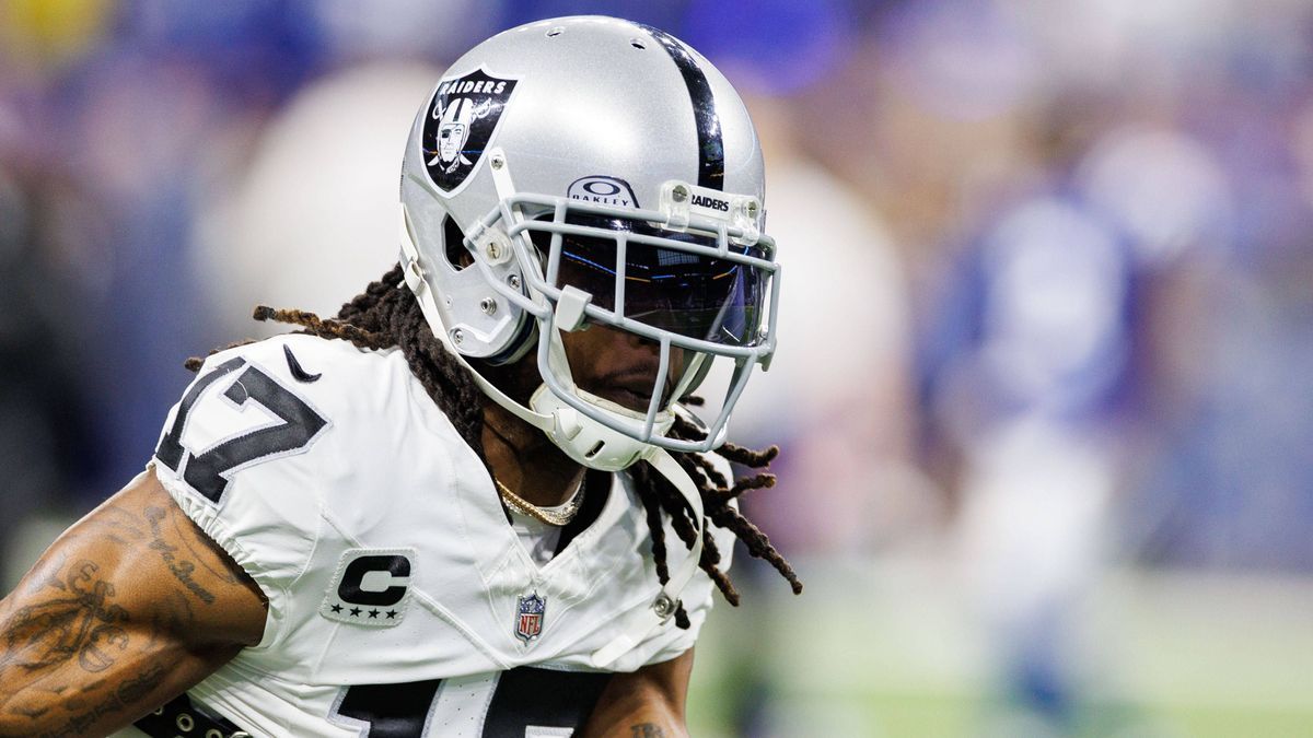 December 31, 2023: Las Vegas Raiders wide receiver Davante Adams (17) during pregame of NFL, American Football Herren, USA game action against the Indianapolis Colts at Lucas Oil Stadium in Indiana...