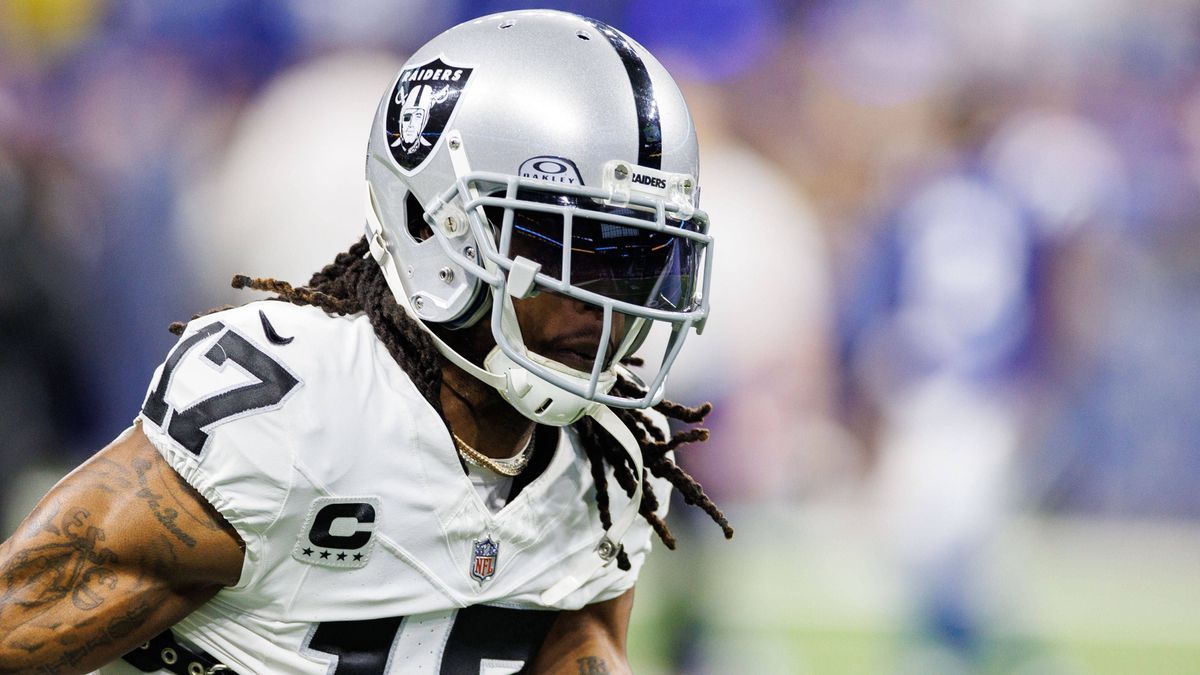 December 31, 2023: Las Vegas Raiders wide receiver Davante Adams (17) during pregame of NFL, American Football Herren, USA game action against the Indianapolis Colts at Lucas Oil Stadium in Indiana...