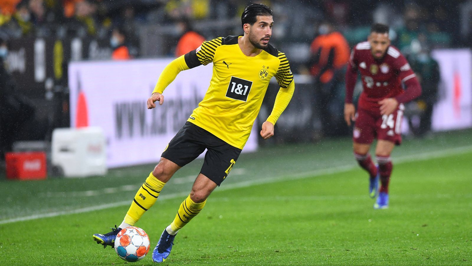 
                <strong>Emre Can (Borussia Dortmund)</strong><br>
                "Es war von beiden Mannschaften ein gutes Fußballspiel, welches sehr offen gestaltet wurde. Beide Mannschaften hat genug Chancen und am Ende entscheidet ein Elfmeter. Das ist schade, da ich hörte, dass man unseren Elfmeter auch geben muss. Ich verstehe nicht, warum der Schiedsrichter nicht einmal rausgeht und sich das anguckt. Das verstehe ich einfach nicht und jetzt ist es so, dass ein Scheiß-Elfmeter das Spiel entscheidet. Jetzt reden wir wieder über den Schiedsrichter und es war in der Vergangenheit leider zu oft für die Bayern. Das ist schade und das muss sich ändern. Das darf nicht passieren, weil wir so viele Schiedsrichter haben", erklärte Dortmunds Emre Can seine Sicht der Dinge bei "Sky". 
              