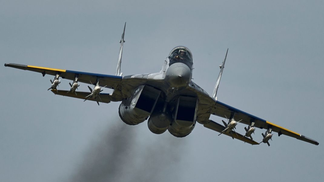 Ein zweistrahliges Kampfflugzeug vom Typ "Mig-29" der ukrainischen Luftwaffe fliegt während eines Einsatzes über Kriegsgebiet.&nbsp;