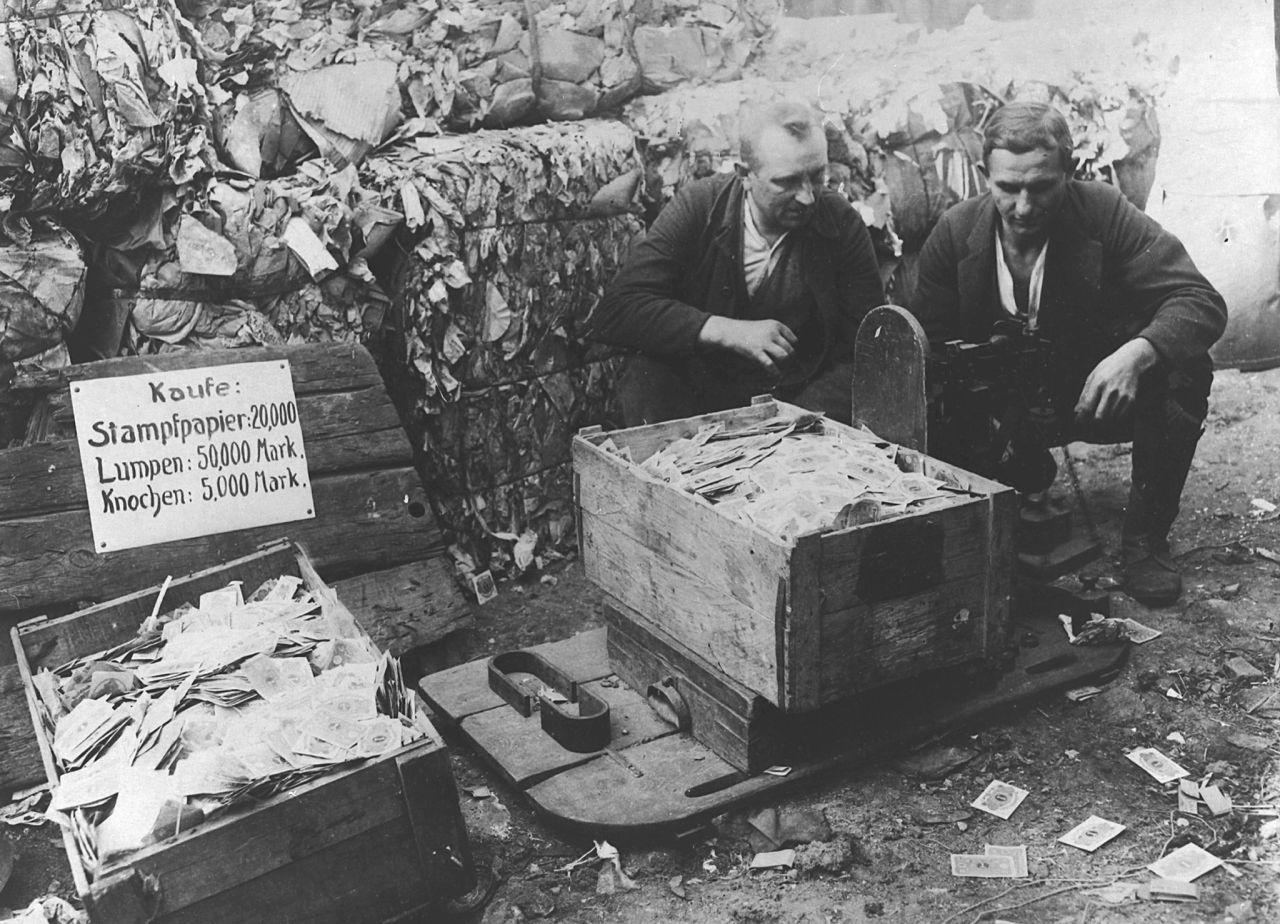 Deutschland verlor 1918 den Ersten Weltkrieg. Zuvor aufgenommene Kredite und die Schadensersatz-Forderungen der Siegermächte stürzten es in eine tiefe Schuldenkrise. 1923 kam es schließlich zur Hyperinflation, wobei die Deutsche Reichsmark fast stündlich an Wert verlor. Das führte dazu, dass die Wirtschaft und das Bankensystem zusammenbrachen. In diesem Jahr kostete ein Kilo Brot bis zu 200 Milliarden Mark; es mussten Mark-Sc