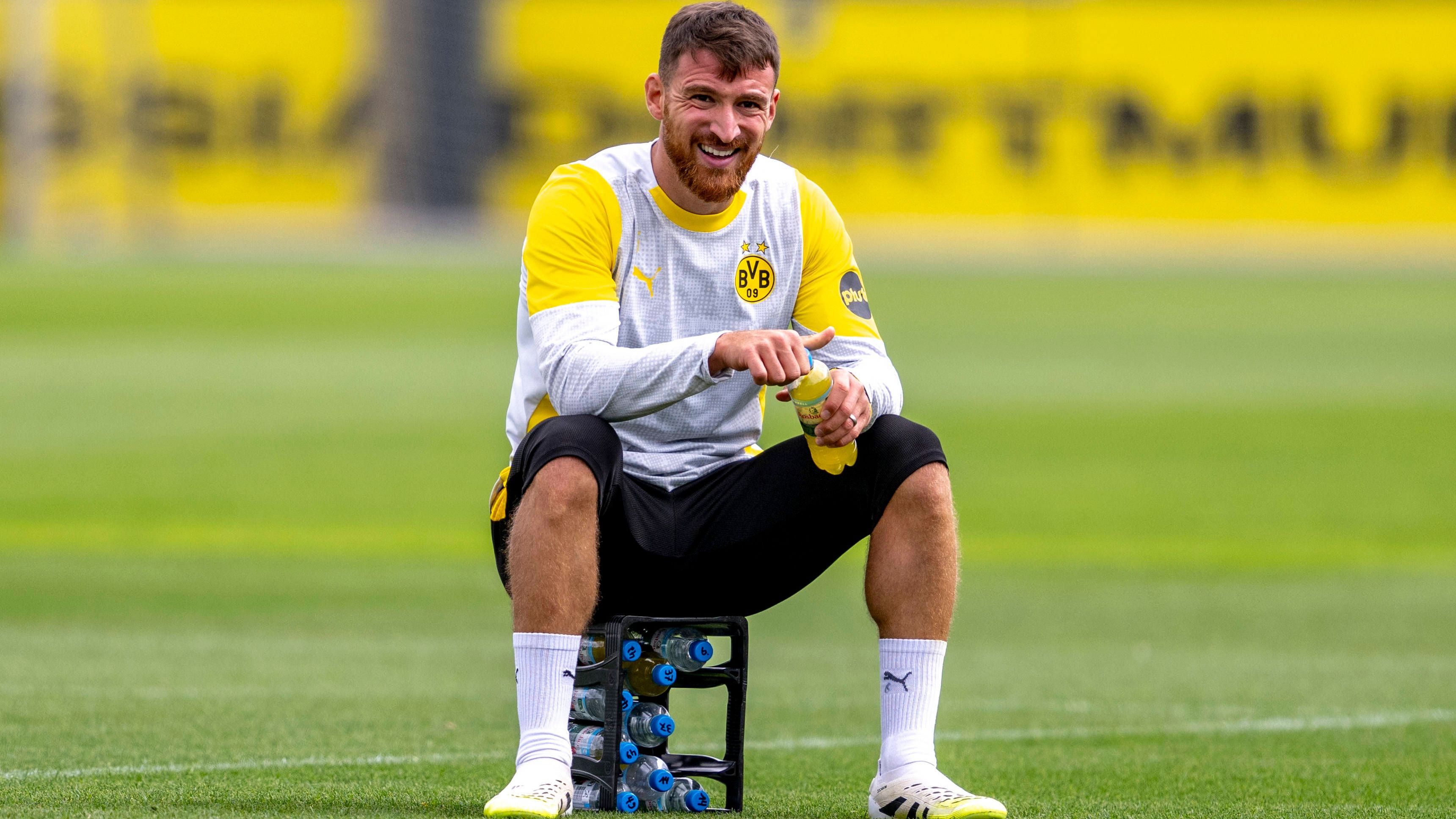 <strong>Borussia Dortmund</strong><br>Salih Özcan fehlt im Champions-League-Aufgebot der "Schwarz-Gelben". Zwar galt er im Sommer als klarer Verkaufskandidat, ein Abschied kam jedoch nicht zustande. In der ersten Runde des DFB-Pokals und auch in der Bundesliga gegen St. Pauli  sammelte er noch Kurzeinsätze, für die "Königsklasse" reicht es allerdings nicht.