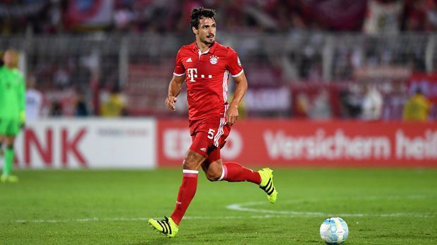 
                <strong>Mats Hummels (35 Mio Euro)</strong><br>
                Mats Hummels hätten die Bayern auch für lau haben können. Schließlich durchlief der Innenverteidiger alle Jugendmannschaften an der Säbener Straße. Weil Hummels jedoch aufgrund einer Fehleinschätzung nach Dortmund verkauft worden war, musste der Rekordmeister 35 Millionen Euro auf den Tisch legen, um ihn zurückzuholen. Eine Investition, die sich schon nach einer Saison gelohnt hat. Hummels gibt der Abwehr Stabilität. Besonders deutlich wurde das gegen Ende der Saison. Als Hummels das Viertelfinal-Hinspiel der CL gegen Real Madrid verletzt verpasste, legte die Mannschaft den Grundstein für das Ausscheiden. Im DFB-Pokal-Halbfinale gegen den BVB lagen die Bayern bis zu Hummels' Auswechslung noch mit 2:1 vorne ...
              