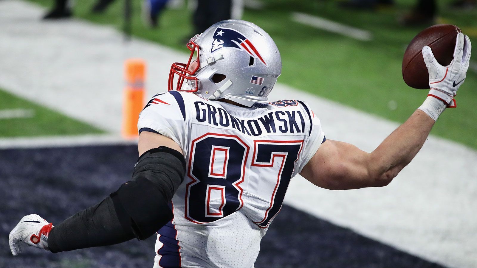 <strong>87: Rob Gronkowski<br></strong>Teams: New England Patriots, Tampa Bay Buccaneers<br>Position: Tight End<br>Erfolge: viermaliger Super-Bowl-Champion, viermaliger First Team All-Pro, fünfmaliger Pro Bowler<br>Honorable Mentions: Travis Kelce (Gronks "Erzrivale" in der Diskussion um den besten TE der NFL-Geschichte), Willie Davis