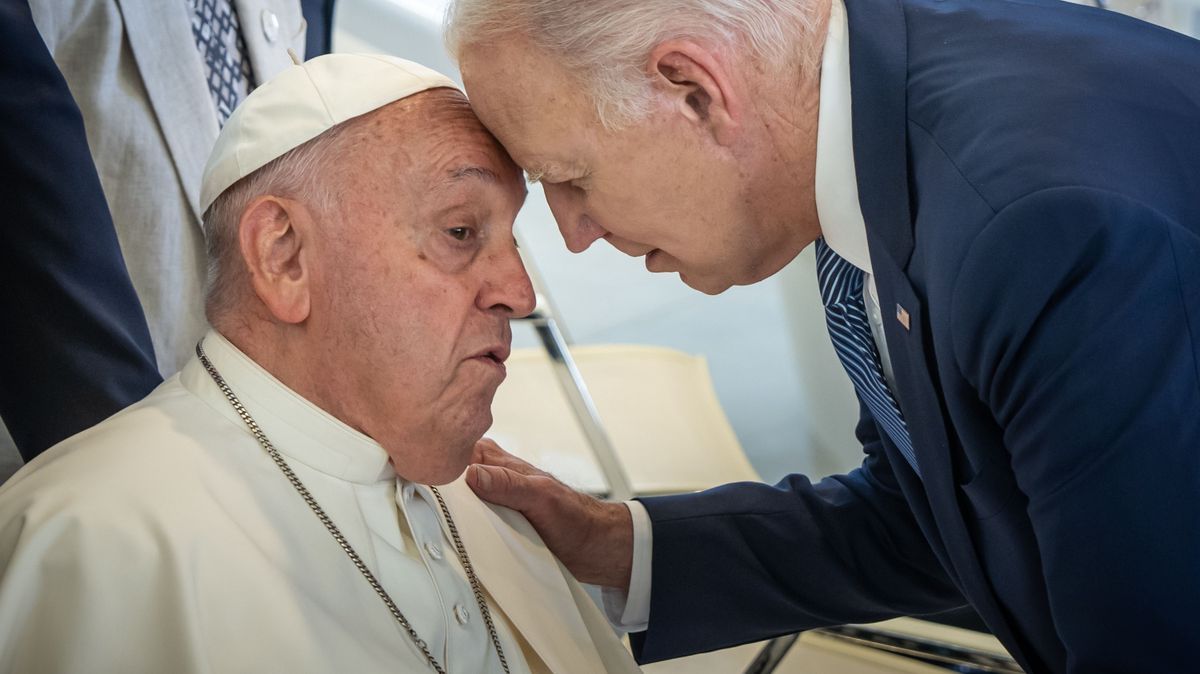 14. Juni 2024, Italien, Bari: US-Präsident Joe Biden (rechts) begrüßt Papst Franziskus beim G7-Gipfel in Italien.