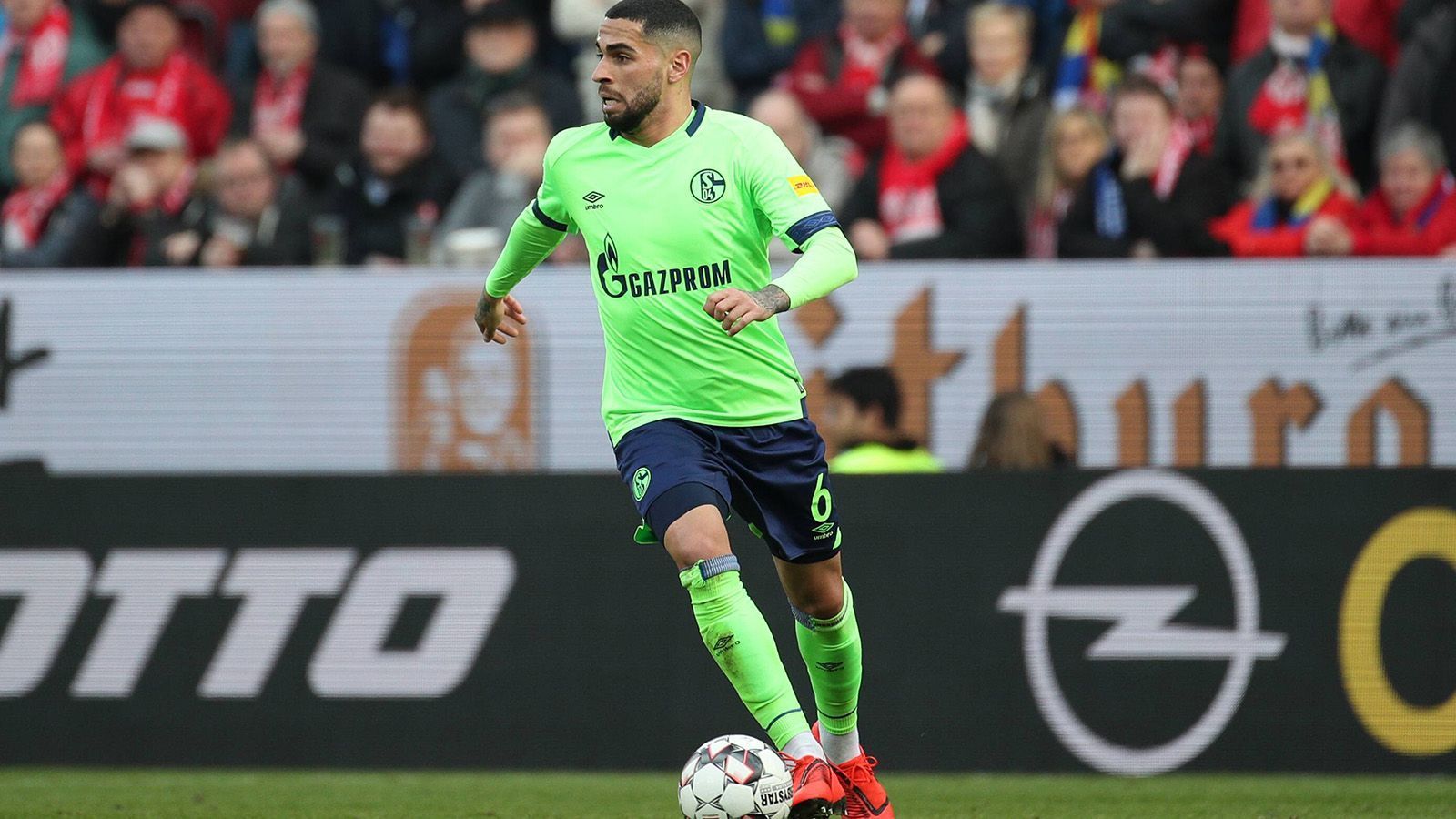 
                <strong>Omar Mascarell</strong><br>
                Die Verpflichtung von Omar Mascarell galt vor der Saison als Erfolg für Schalke. Immerhin spielte der Spanier zuvor in Frankfurt eine sehr starke Saison und wurde auch von anderen europäischen Top-Teams umworben. Die Erwartungen konnte Mascarell aber nicht erfüllen. Wettbewerbsübergreifend kommt er auf gerade einmal elf Einsätze, bei denen er zwischen Startelf und Ersatzbank schwankte. Er soll den Klub verlassen dürfen, hat aber noch bis 2022 Vertrag.
              