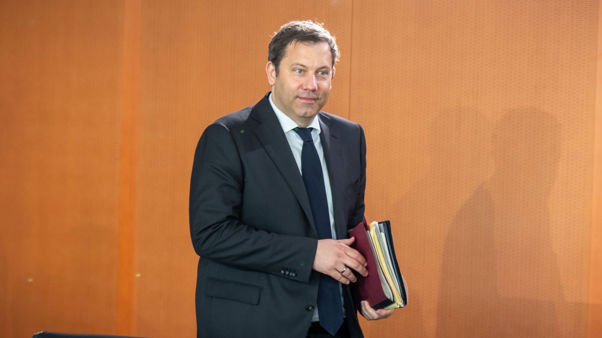 Bundesfinanzminister Lars Klingbeil fordert alle Ressorts für die Aufstellung des Haushalts 2025 zu Sparmaßnahmen auf.