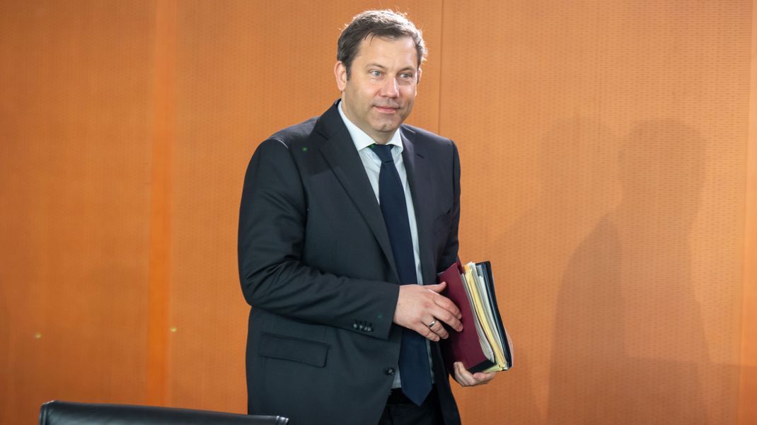 Bundesfinanzminister Lars Klingbeil will der Wirtschaft mit Steuererleichterungen neuen Schwung verleihen.