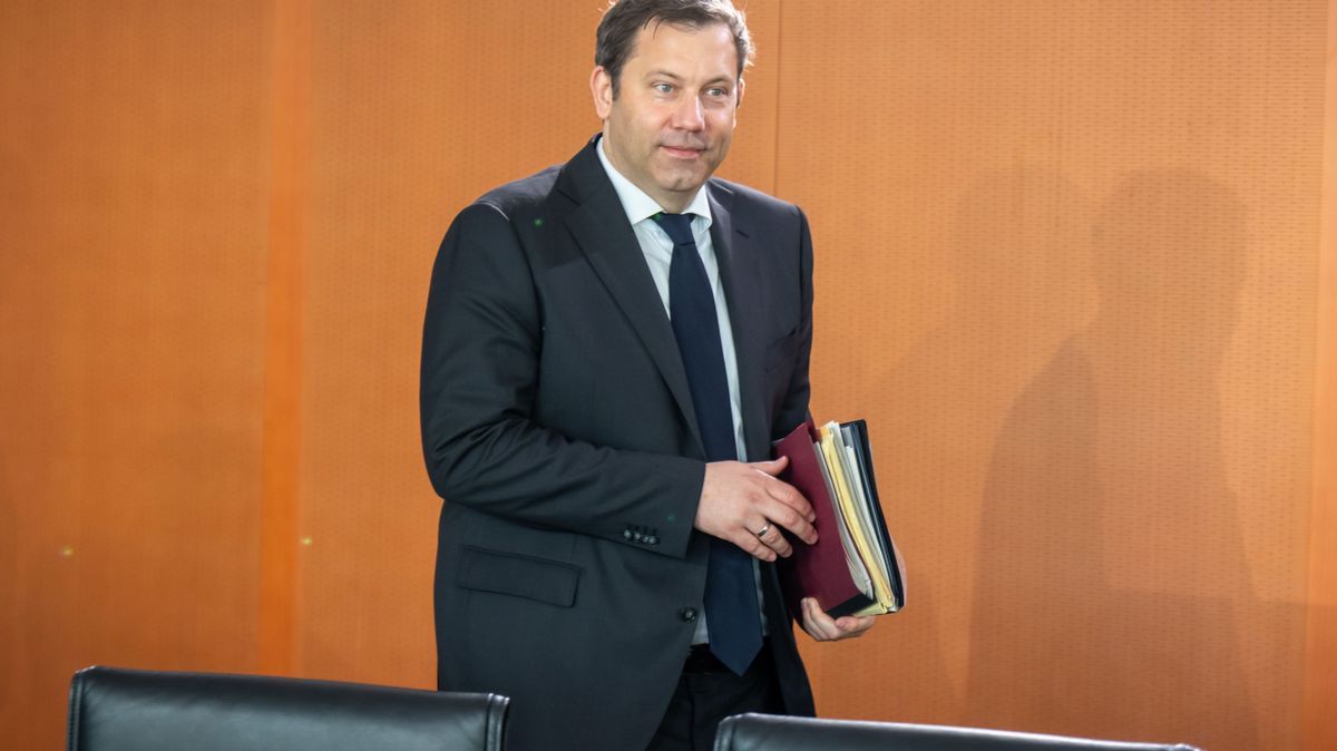 Bundesfinanzminister Lars Klingbeil fordert alle Ressorts für die Aufstellung des Haushalts 2025 zu Sparmaßnahmen auf.