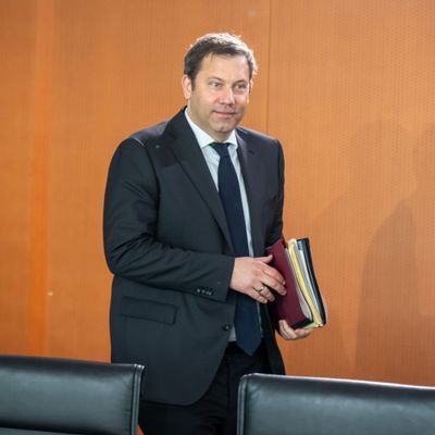 Bundesfinanzminister Lars Klingbeil fordert alle Ressorts für die Aufstellung des Haushalts 2025 zu Sparmaßnahmen auf.