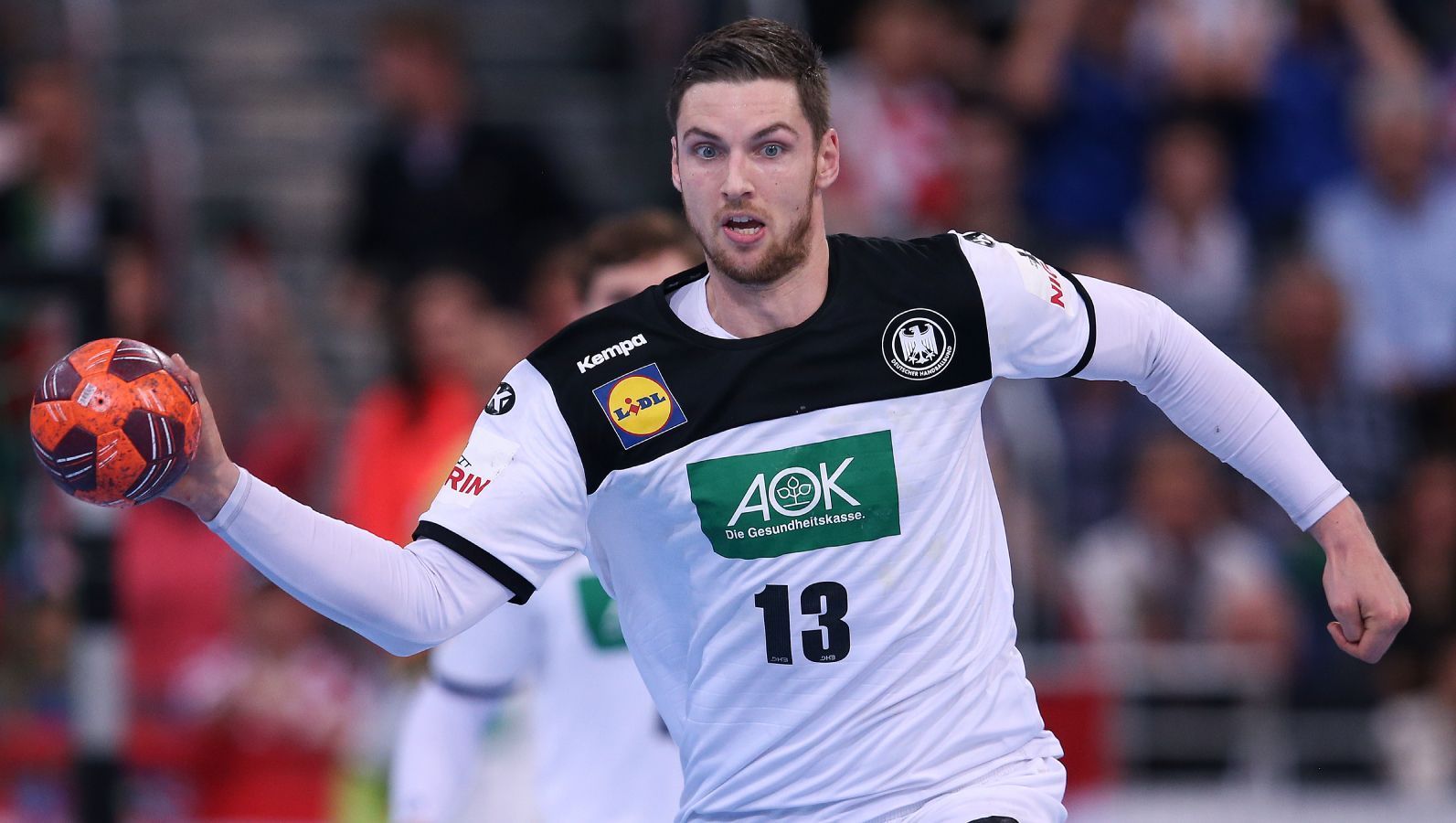 
                <strong>Hendrik Pekeler (THW Kiel) </strong><br>
                Der Profi des THW Kiel zählt zu den Schlüsselspielern in der deutschen Handball-Nationalmannschaft. Auch beim EM-Turnier in diesem Jahr wird der Europameister und Medaillengewinner von 2016 eine wichtige Stütze der Mannschaft sein. Der 28-Jährige Kreisspieler ist für seine kompromisslose Zweikampfstärke bekannt. Seit 2018 bildet er mit Nebenmann Patrick Wiencek auch im Verein ein respektiertes Defensiv-Duo.  
              