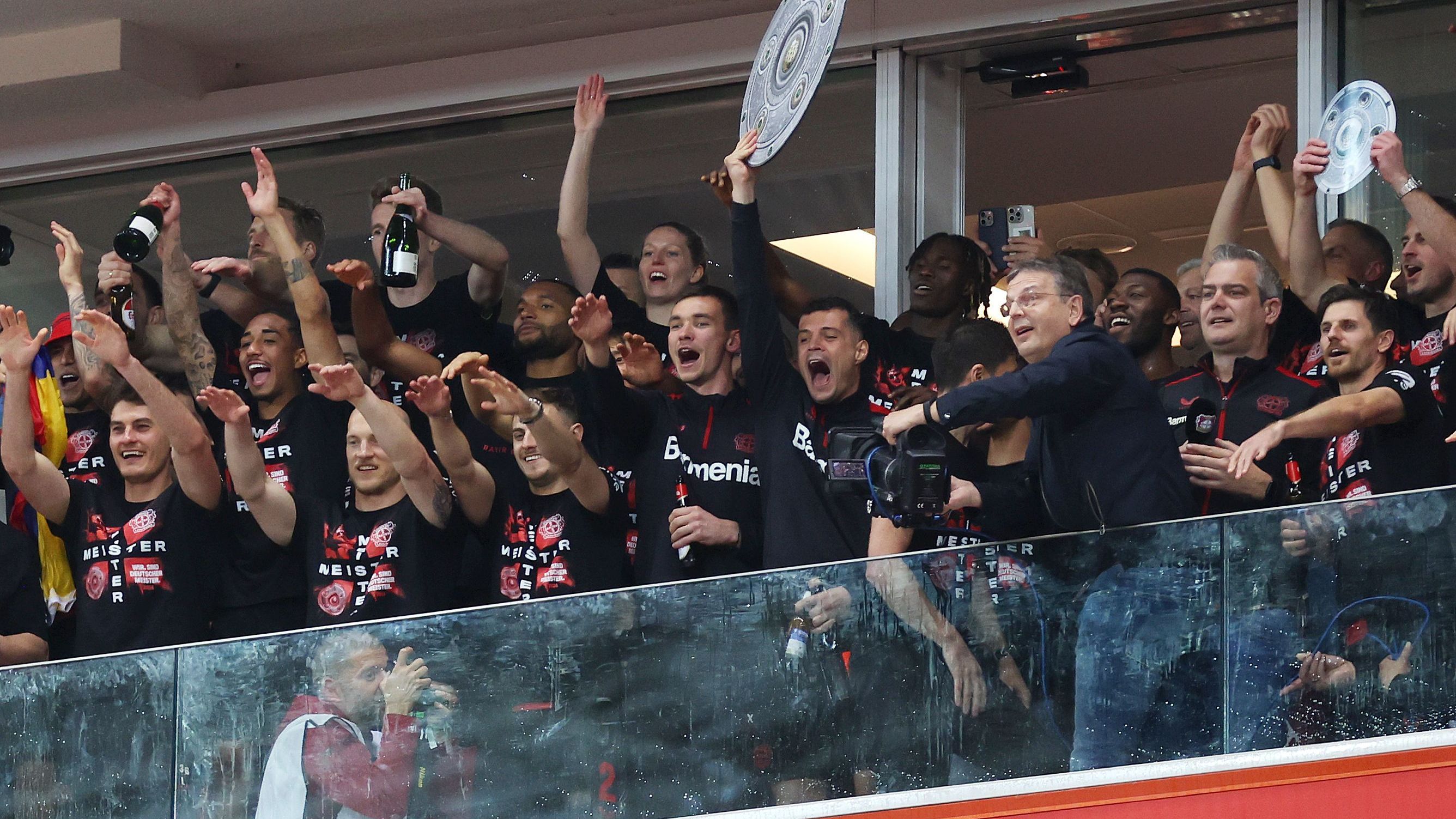 <strong>Bayer Leverkusen: Die besten Bilder der Meisterfeier</strong><br>Noch gab es heute nur die Attrappe der Meisterschale. Die richtige gibt's dann erst am 34. und letzten Spieltag beim Heimspiel gegen den FC Augsburg am 18. Mai.
