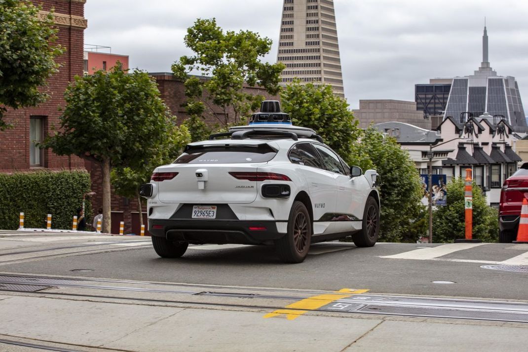 Am weitesten ist vielleicht Waymo, ein Ableger von Google. Das kalifornische Unternehmen betreibt eine Flotte von etwa 700 umgerüsteten Jaguar- und Chrysler-Elektroautos. Die fahrerlosen Autos kutschieren Waymo-Mitarbeiter:innen kostenlos durch die Umgebung von San Francisco.   