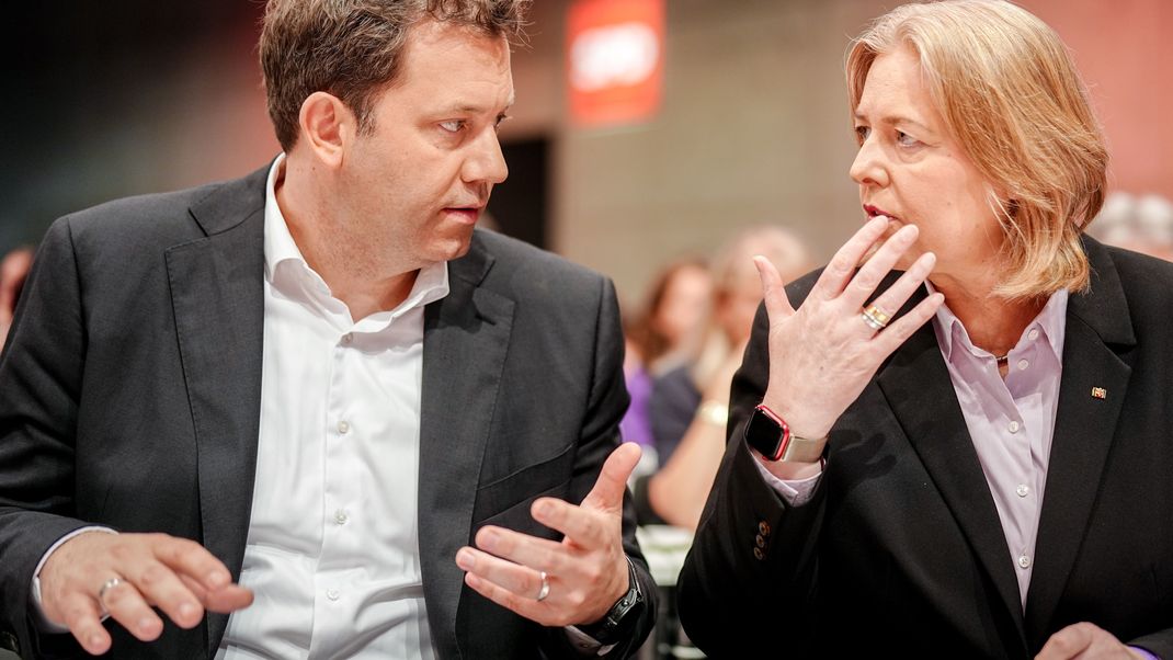 Bärbel Bas (SPD), Bundesministerin für Arbeit und Soziales und SPD-Parteivorsitzende, und Lars Klingbeil (SPD), Bundesminister der Finanzen, Vizekanzler und SPD-Bundesvorsitzender