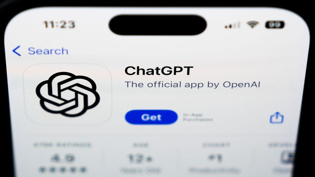 Ein Logo von ChatGPT, offizielle App von OpenAI, ist auf einem Smartphone zu sehen.