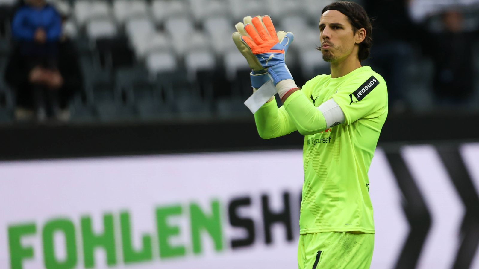 
                <strong>Yann Sommer (Zugang FC Bayern München)</strong><br>
                Der FC Bayern München hat seine Wunschlösung auf der Torhüter-Position verpflichtet. Yann Sommer wechselt von Borussia Mönchengladbach an die Isar und erhält einen Vertrag bis Juni 2025. Nachdem der Medizincheck absolviert wurde, unterschrieb der Schweizer Nationaltorhüter einen Tag darauf seinen Kontrakt. Sommer wird mindestens bis zum Ende der Saison Nachfolger von Manuel Neuer, der sich das Bein gebrochen hat. "Wir haben für diese Saison große Ziele, die wir erreichen wollen und haben deshalb Yann Sommer engagiert, den wir für einen der besten europäischen Torhüter halten. Yann ist langjähriger Schlussmann der Schweizer Nationalelf, hat Champions-League-Erfahrung, er ist ein spielender Torwart und passt mit seinem Ehrgeiz und seinem Charakter sehr gut in unsere Mannschaft. Ich möchte mich bei Borussia Mönchengladbach für die konstruktiven Verhandlungen bedanken", wird Sportvorstand Hasan Salihamidzic in einem Statement zitiert.
              