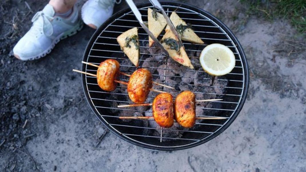 Marinierte Champignon-Spieße vom Grill passen perfekt zum nächsten BBQ-Abend.