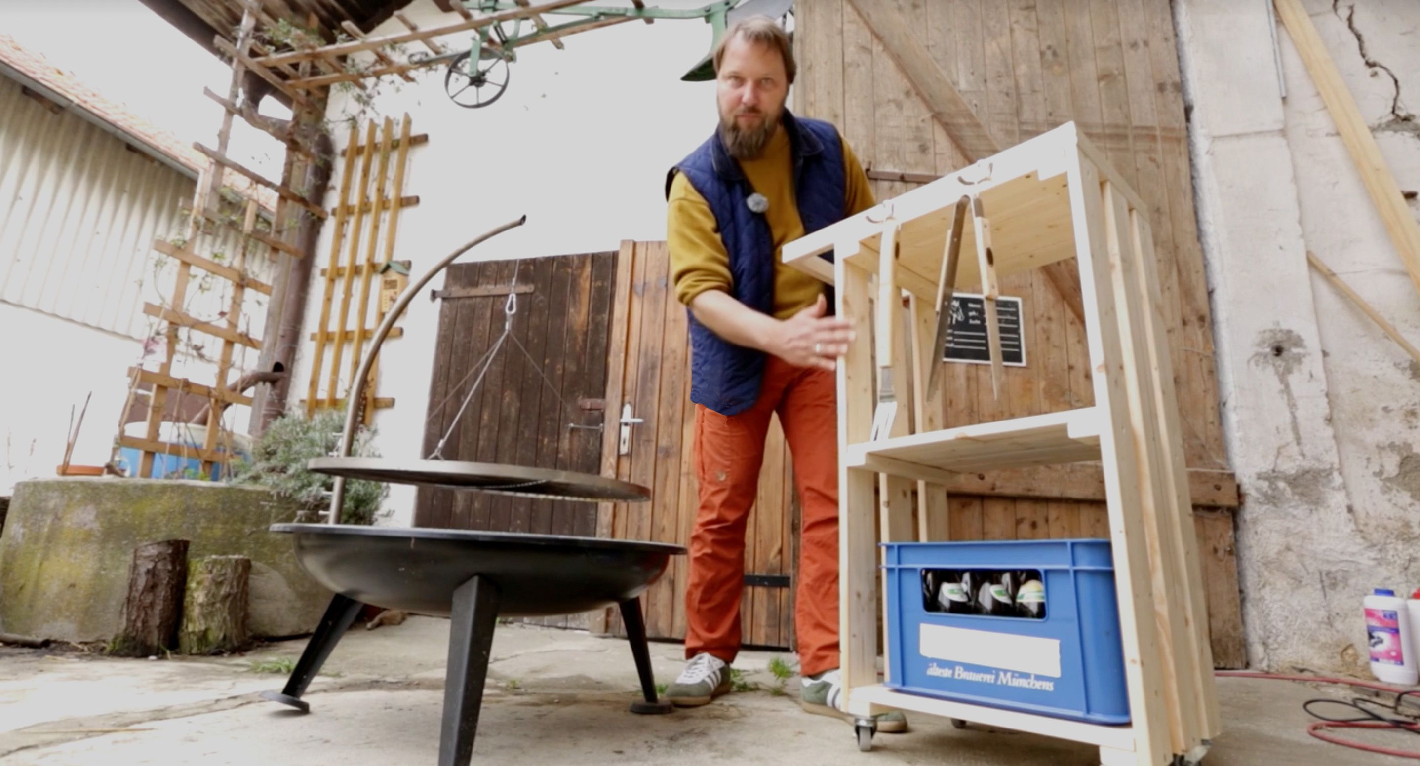 Und fertig ist der mobile DIY-Grill-Beistelltisch aus Holz mit genug Platz für einen Bierkasten und Haken an der Seite für das etwaige Grillzubehör.