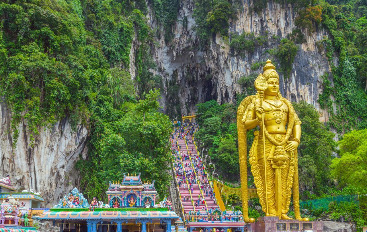 Batu Caves: Die Kalkstein-Höhlen rund 15 Kilometer nördlich von Kuala Lumpur beherbergen prachtvolle Hindu-Tempel. Den Eingang der Pilgerstätte bewacht eine goldene, 42 Meter hohe Statue des hinduistischen Kriegsgottes Murugan. Um zur Haupthöhle hinauf zu gelangen, muss man 272 Stufen nehmen und den Javener-Affen ausweichen, die liebend gern Sonnenbrillen und Wasserflaschen stibitzen. Auf körperbedeckende Kleidung achten! Vom