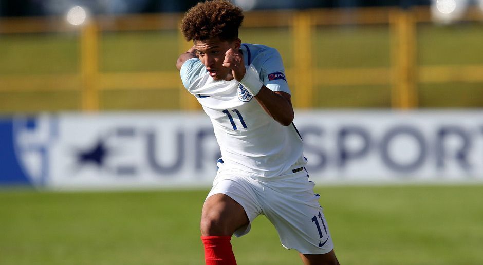 
                <strong>Jadon Sancho</strong><br>
                Stürmer - Jadon Sancho (England): Für 8,73 Millionen Euro kam Jadon Sancho zu Borussia Dortmund. Der englische Außenstürmer wird beim BVB langsam an den Profikader herangeführt, ist jetzt aber erst einmal für die "Three Lions" bei der Weltmeisterschaft im Einsatz. Sein Talent ist unbestritten. Für die U23 der Schwarz-Gelben machte er schon erste Pflichtspiel-Minuten und bereitete direkt einmal einen Treffer vor.
              