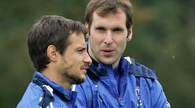 
                <strong>Petr Cech und Carlo Cudicini (FC Chelsea)</strong><br>
                Petr Cech und Carlo Cudicini: Im Sommer 2004 kommt der Tscheche Cech (re.) von Stade Rennes nach London und macht Carlo Cudicini den Platz zwischen den Pfosten sofort streitig. Dennoch bleibt der Italiener den Blues noch viele Jahre treu. Erst im Januar 2009 tauscht Cudicini die Ersatzbank von Chelsea gegen einen Vertrag bei Tottenham ein.
              