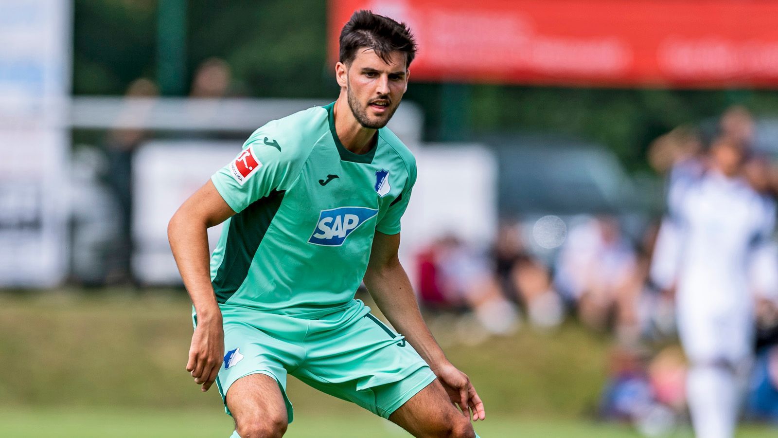 
                <strong>Florian Grillitsch (TSG 1899 Hoffenheim)</strong><br>
                Die TSG 1899 Hoffenheim hat im Sommer 2019 gleich zwei Mittelfeld-Akteure in Richtung Leverkusen verloren - sowohl Kerem Demirbay als auch Nadiem Amiri wechselten zur Werkself. Florian Grillitsch jedoch blieb den Hoffenheimern bisher treu. Dabei gab es im Winter 2019 sogar Wechselgerüchte um einen Premier-League-Transfer. Damals soll laut "Sky Sports" Tottenham Hotspur angeklopft haben, Grillitsch jedoch blieb. Dabei hat der 24-Jährige angeblich eine Ausstiegsklausel in seinem Vertrag, der noch bis 2021 läuft. Wie die "Bild" berichtet, liegt diese wohl bei 18 Millionen Euro.
              