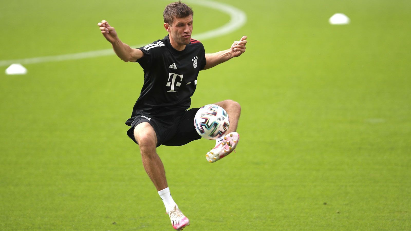 <strong>Thomas Müller</strong><br>
                Thomas Müller und der FC Bayern, das gehört zusammen wie München und das Oktoberfest. Seit 2007 spielt der 33-Jährige für den Rekordmeister, zuletzt war er unter Thomas Tuchel nur noch zweite Wahl. Müllers Vertrag läuft noch bis 2025. In der Nationalmannschaft ging es nach dem Höhepunkt 2014 allerdings bergab, im März 2019 wurde er von Bundestrainer Löw aussortiert und danach reaktiviert. Die EM 2024 war sein letztes Turnier als Nationalspieler.