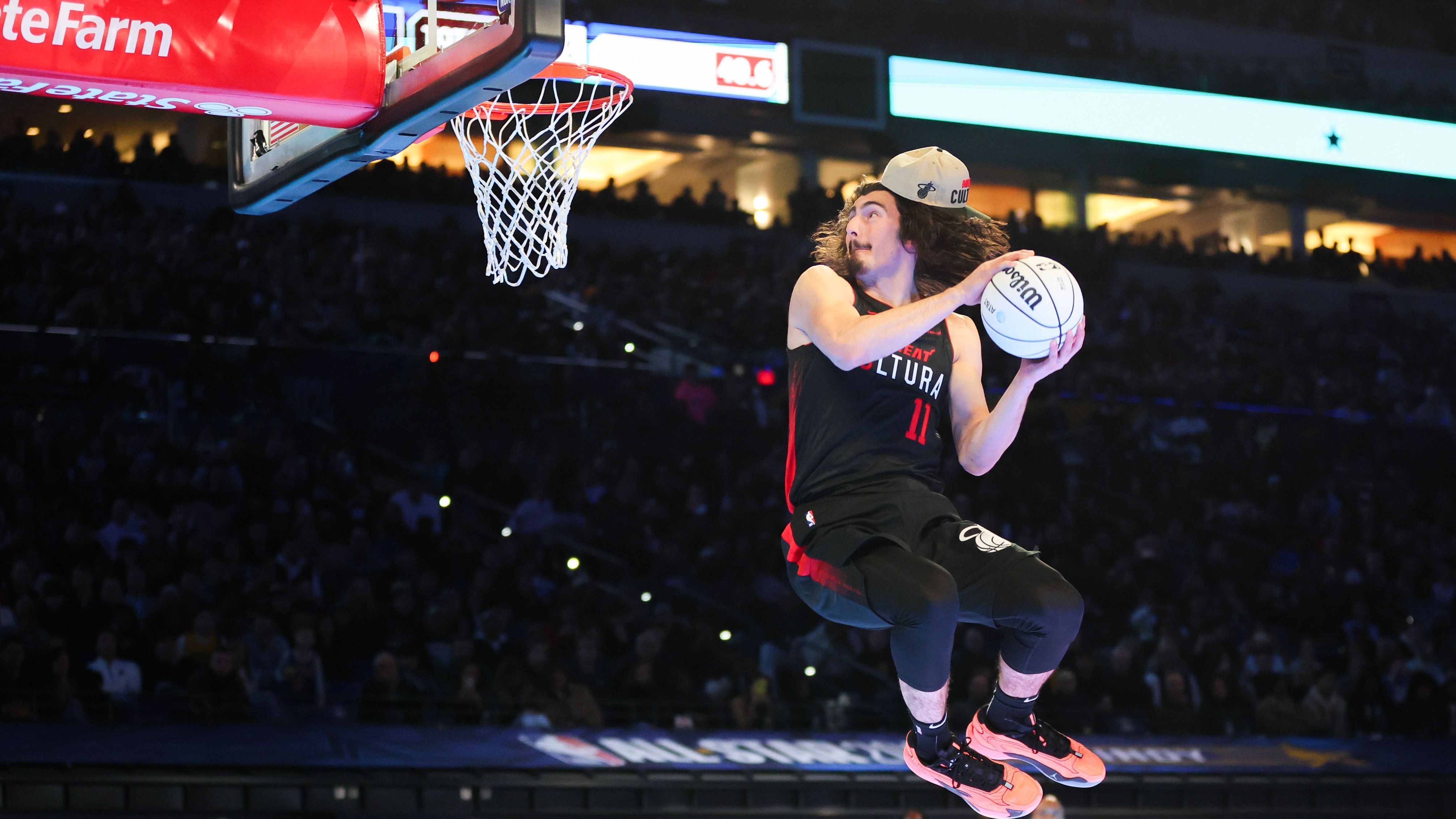 <strong>AT&amp;T Slam Dunk</strong><br>Bei diesem Wettbewerb zeigen vier Teilnehmer in zwei Runden ihre besten Dunks. Fünf Wertungsrichter bewerten jeden Dunk mit einer Punktzahl von 40 bis 50. Der Durchschnitt der Wertungen ergibt die individuelle Punktzahl für den Dunk. Die zwei Teilnehmer mit den höchsten Gesamtpunktzahlen aus ihren ersten beiden Dunks ziehen ins Finale ein.